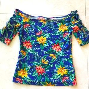 NWOT Guess tropical short waist top